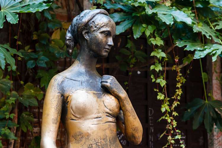 Julia's bronzen borst wrijven