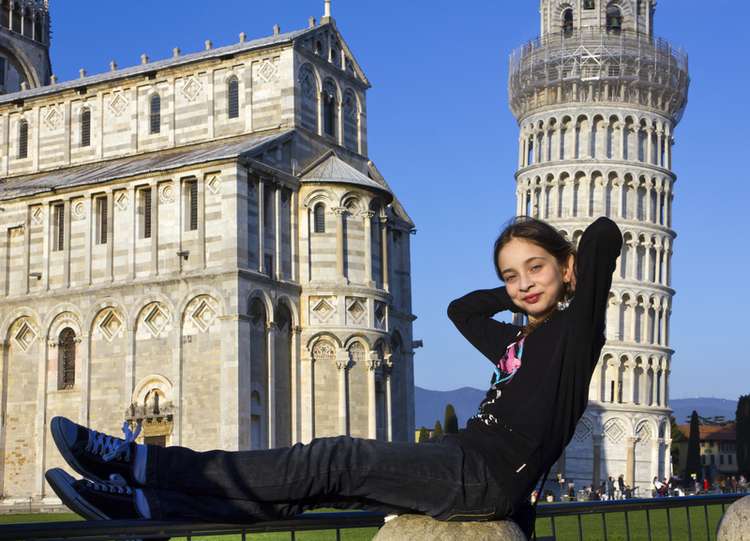 Steunend op de scheve toren van Pisa